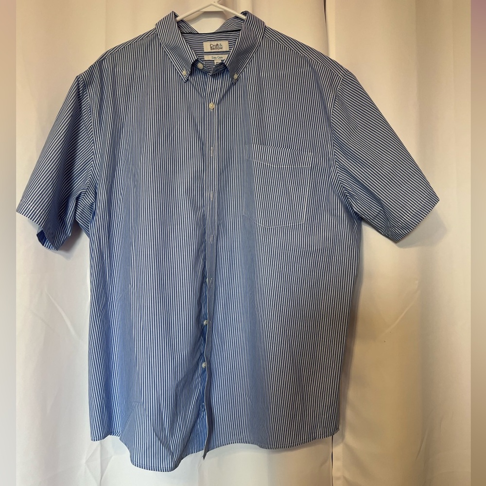 Croft & Barrow men’s short sleeve button up. Blue and white stripe. Sz XXL.
